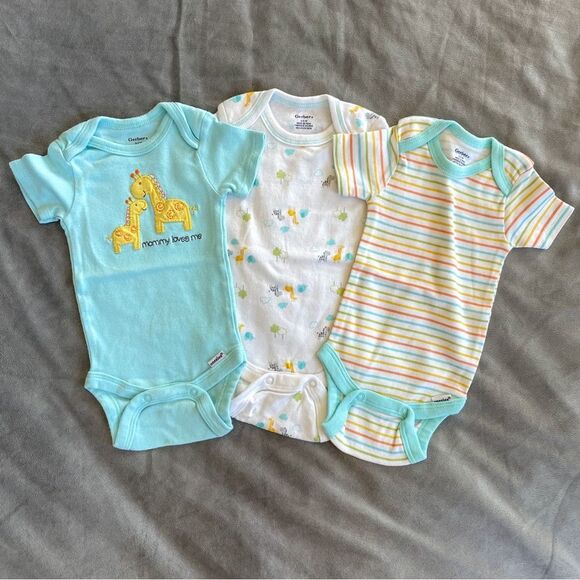 Set of 3 Gerber Baby Onesies - Picture 1 of 10